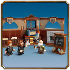 LEGO Harry Potter Schloss Hogwarts: Zauberkunstunterricht, Set mit 3 Minifiguren, inkl. Hermine Granger & Ron Weasley, Wingardium Leviosa Funktion, Spielzeug für Mädchen & Jungen ab 8 Jahren 76442