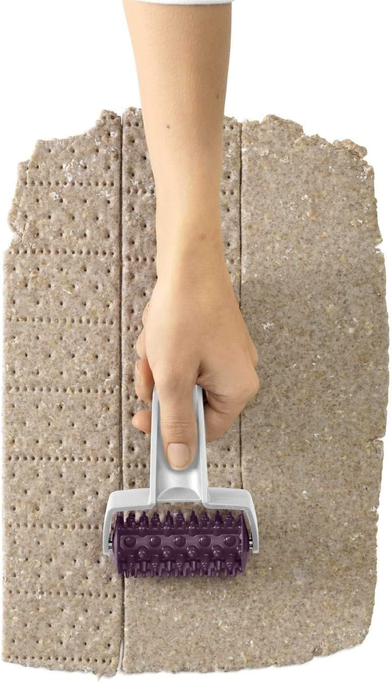 Rola pentru biscuiți Betty Bossi, gadgetul ideal de bucătărie pentru prepararea de crocante și biscuiți pentru gustări sofisticate. Taietor de aluat cu idei grozave de rețete.