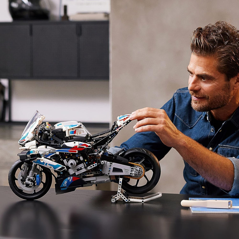 Model de motocicletă LEGO Technic BMW M 1000 RR, kit model pentru adulți, set ca un cadou pentru artizanat pentru bărbați și femei, ca decor pentru casă sau birou 42130 Seturi de constructie Besuche den LEGO-Store