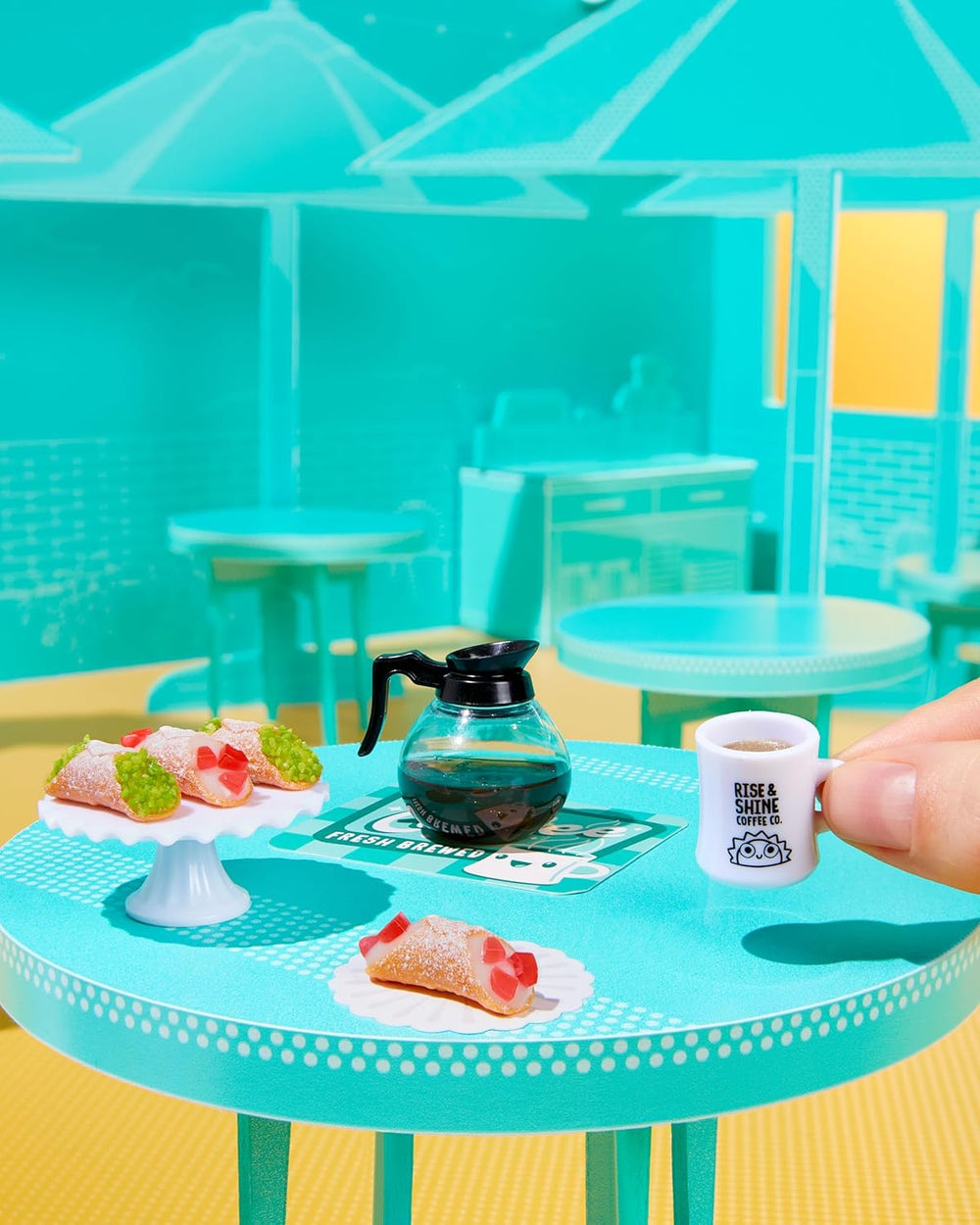 MGA's Miniverse Make It Mini Cafe Serie 6 – Mini-Sammlerstücke aus Harz zum Selbermachen und Ausstellen, mit Nachgebildeten Zutaten, Nicht Essbar – für Sammler und Kinder ab 8 Jahren