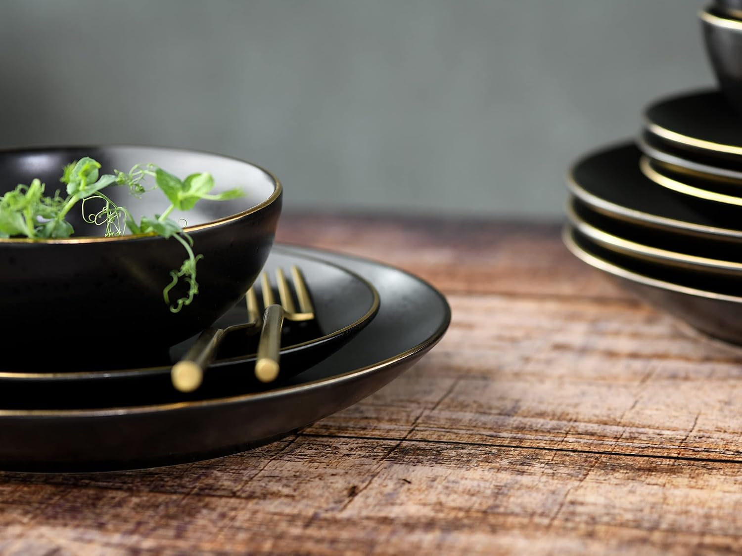 Creatable, 22707, Serie Industrial Gold BLACK, 12-Teiliges Geschirrset, Teller Set Aus Steinzeug, Spülmaschinen- Und Mikrowellengeeignet, Qualitätsproduktion Seturi vesela masa Naty Shop