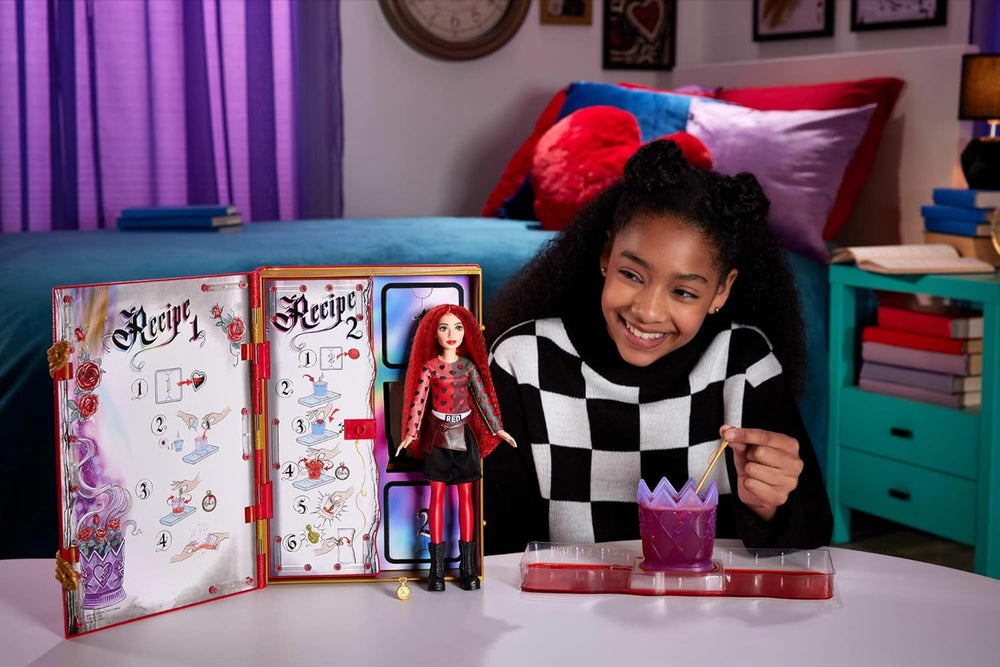 Mattel Disney Descendants 4: The Rise of Red“ Red, Tochter der Herzkönigin, Puppe und Spielset, Das Kochbuch des Zauberers, Schleimmischung und Überraschungen, HWH95