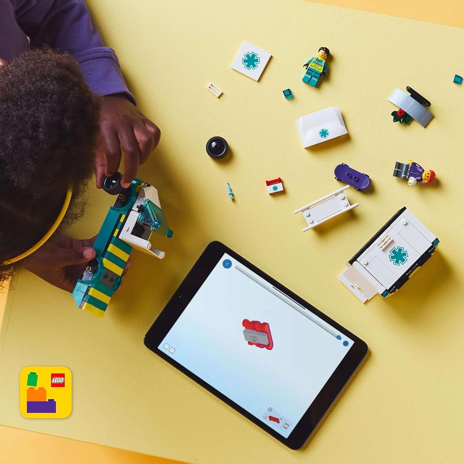 LEGO City Ambulanță - jucărie cu 2 minifigurine (skateboarder și șofer) - jucărie educativă pentru băieți și fete de la 5 ani - idei de cadouri pentru ziua de naștere și de sărbători 60451 Seturi de constructie Besuche den LEGO-Store