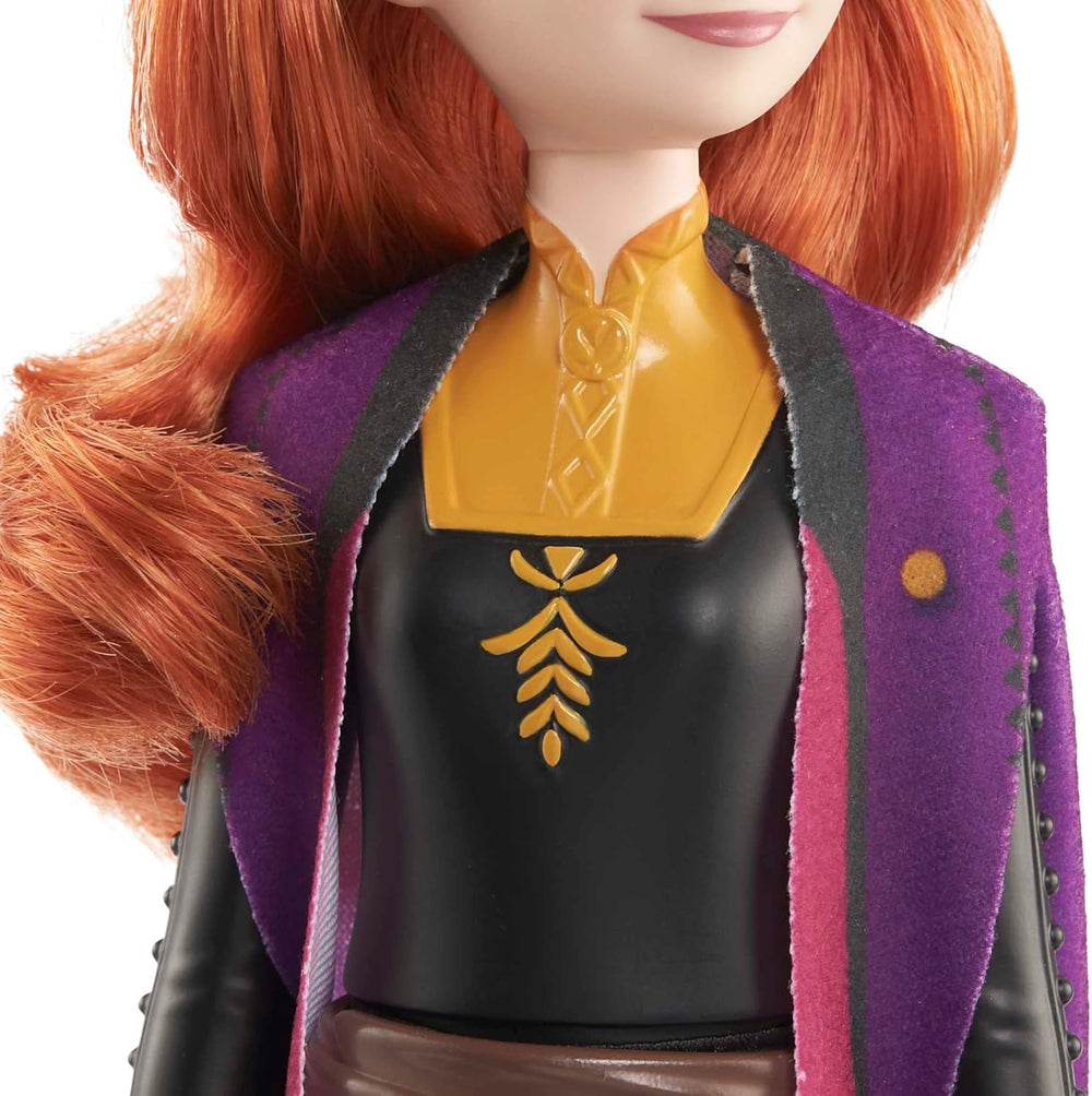 Mattel DISNEY Die Eiskönigin 2 Anna-Modepuppe - beweglich, Reiseoutfit, abnehmbarer Umhang, kämmbare Haare, für Kinder, alle Puppen separat erhältlich, HLW50, Black-purple