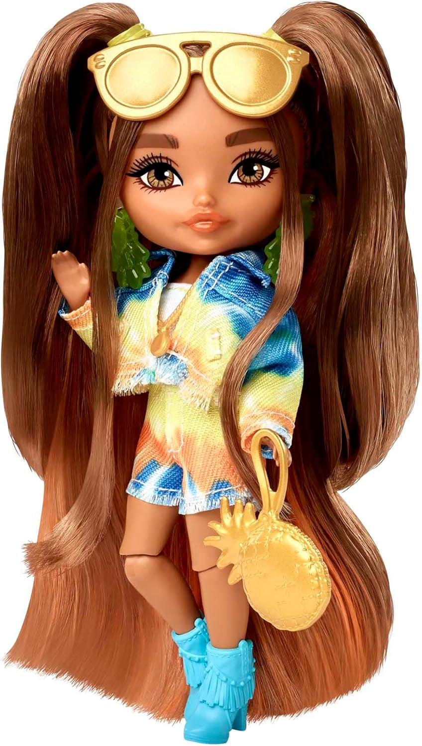 Barbie HGP65 - Extra Minis Puppe (ca 14 cm), trägt 2-teilige Mode mit Emoji-Druck, mit Puppenständer und Zubehör wie Sonnenbrille und Geldbörse, Puppen Spielzeug für Kinder ab 3 Jahren