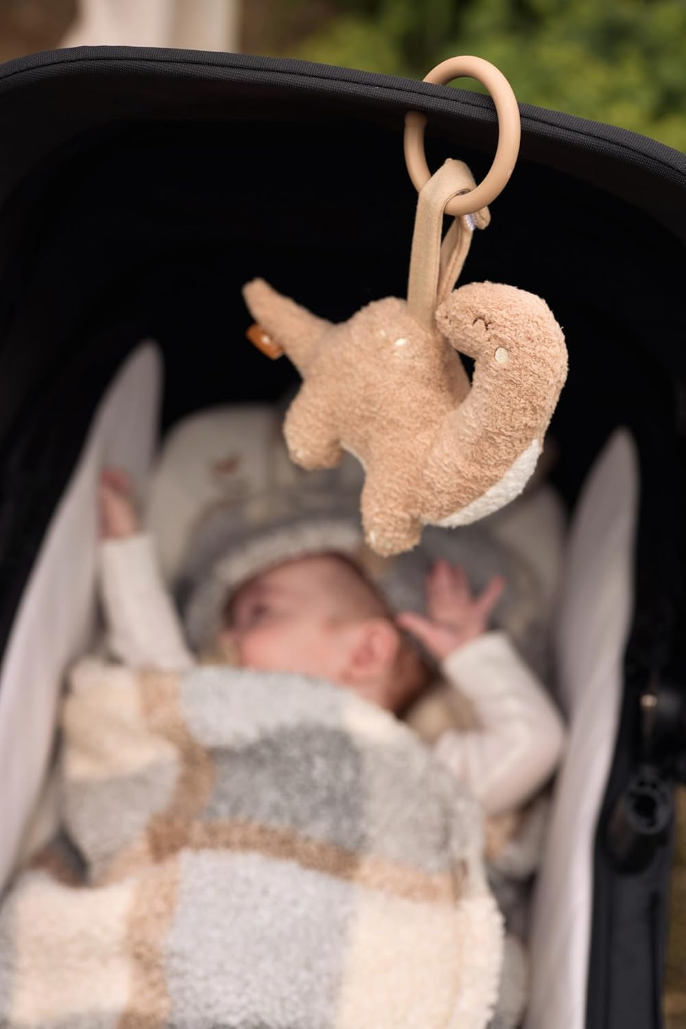 Jollein baby play train Roarsome - Pentru agățat - Jucărie pentru cărucior - Jucărie pentru scaunul de mașină al bebelușului - Accesorii pentru cărucior - Dinos și frunze Jucarii Bebe Naty Shop