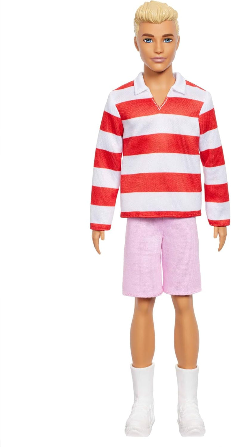 Barbie Fashionistas Ken-Puppe Nr. 241 mit blonden Haaren und einem rot-weiß gestreiftem Polohemd mit rosafarbener kurzer Hose, weißen Crew-Socken und Sneakern, HYV01