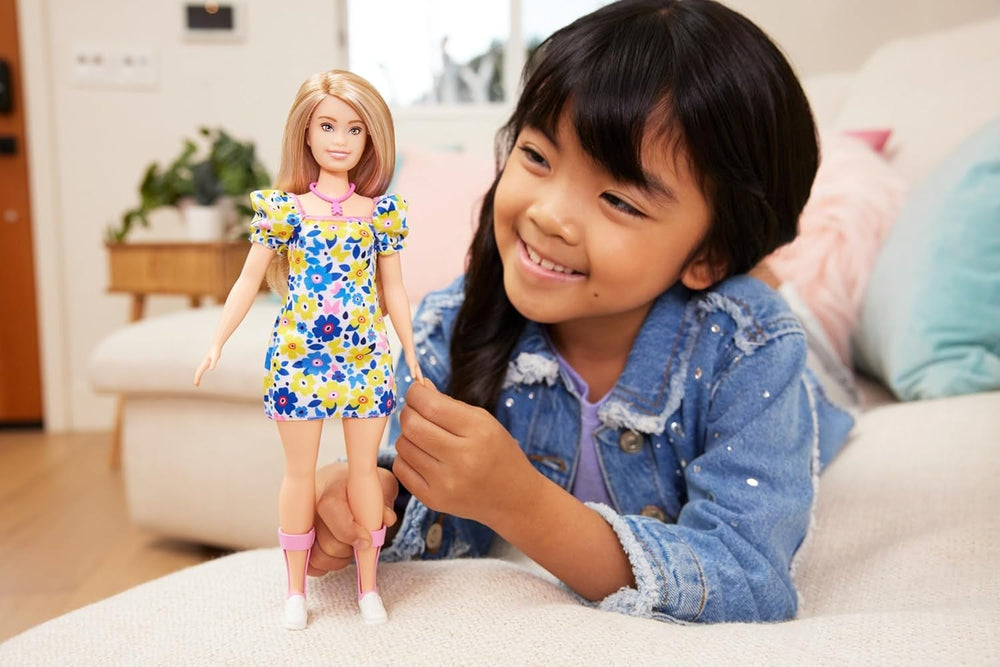 Barbie Fashionistas - Păpușă dezvoltată împreună cu Societatea Națională pentru Sindromul Down, păr blond și ținută modernă cu rochie florală și pantofi sport albi, pentru copii cu vârsta de 3 ani și peste, HJT05