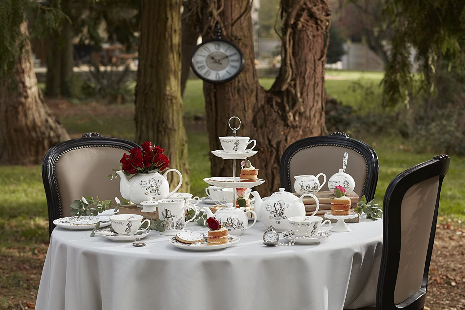 Zahărniță și ulcior de lapte Alice în Țara Minunilor din porțelan fin, bol de porțelan și ulcior de lapte într-o cutie cadou de lux