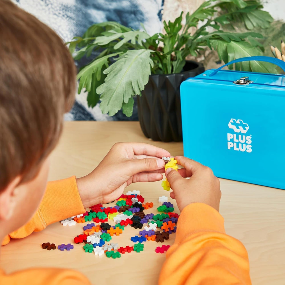 Plus-Plus 9607002 Geniales Konstruktionsspielzeug, Basic, Bausteine-Set in praktischer Metall-Box mit Henkel, 600 Teile, bunt