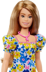 Barbie Fashionistas - păpușă dezvoltată cu Societatea Națională pentru Sindromul Down, păr blond și ținută trendy cu rochie florală și adidași albi, pentru copii de la 3 ani, HJT05 Papusi Naty Shop