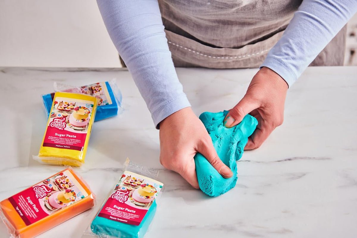 FunCakes Urban Taupe fondant laminat, ușor de utilizat, neted, flexibil, moale și flexibil, perfect pentru decorarea prăjiturilor, halal, kosher și fără gluten, 250 g pachet 1 Pasta de zahar Naty Shop