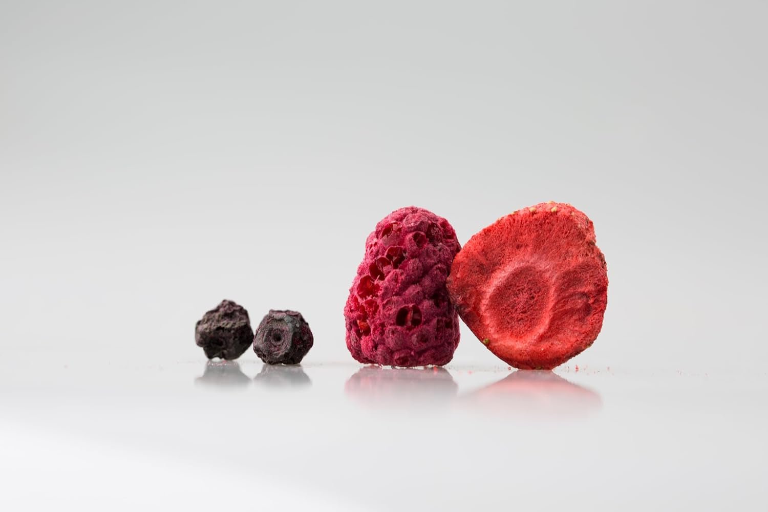 Mynatura Amestec colorat de fructe de pădure liofilizate I Amestec de fructe I Zmeură I Coacăze negre I Căpșuni I Gustare de fructe I Vegan I 350g Produse deshidratate Naty Shop